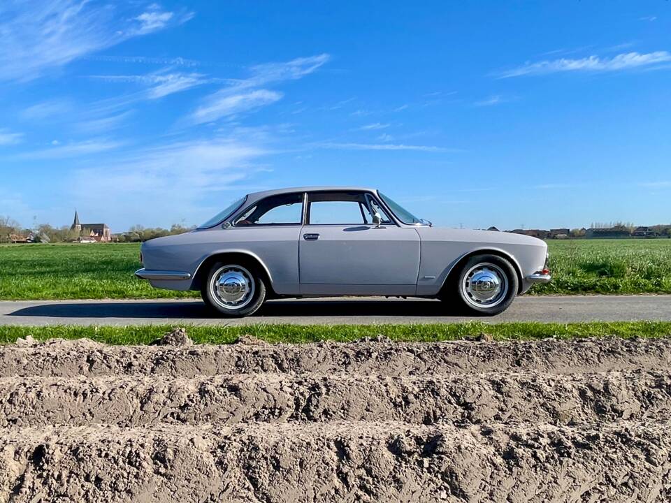 Image 31/47 de Alfa Romeo 1750 GT Veloce (1968)