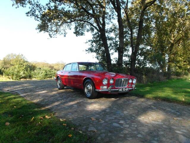 Image 8/52 of Jaguar XJ 6 2.8 (1971)