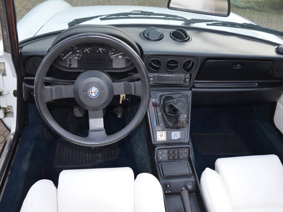 Immagine 8/18 di Alfa Romeo 2.0 Spider (1991)
