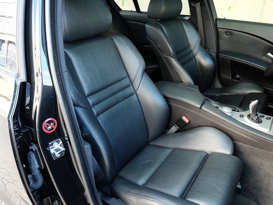 Image 44/51 of BMW M5 (2007)