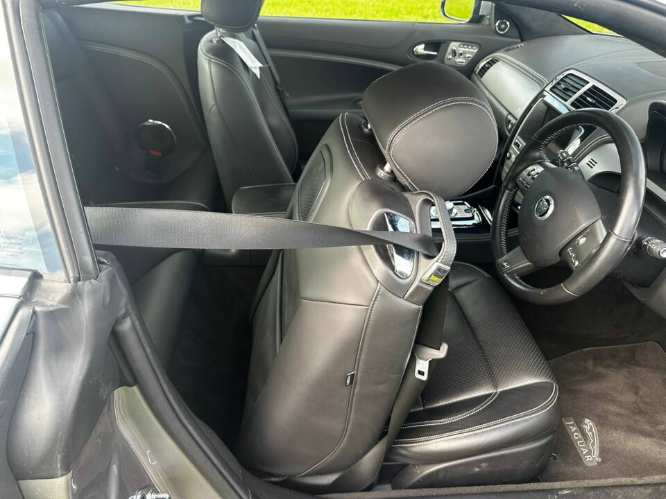 Image 24/46 of Jaguar XKR (2010)