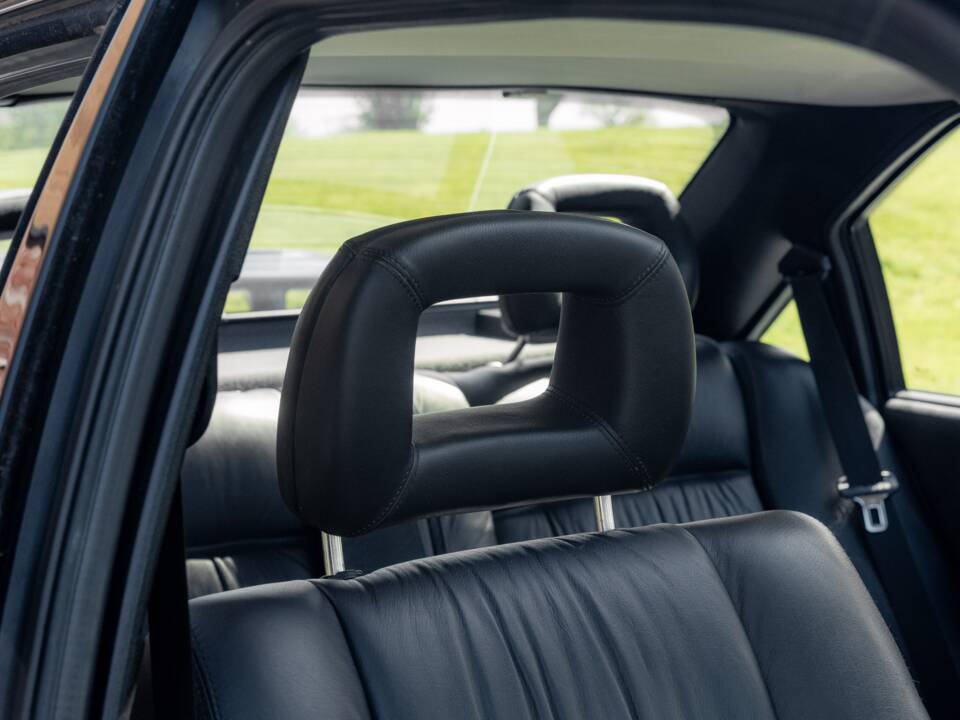 Image 30/75 of Lotus Carlton (1991)