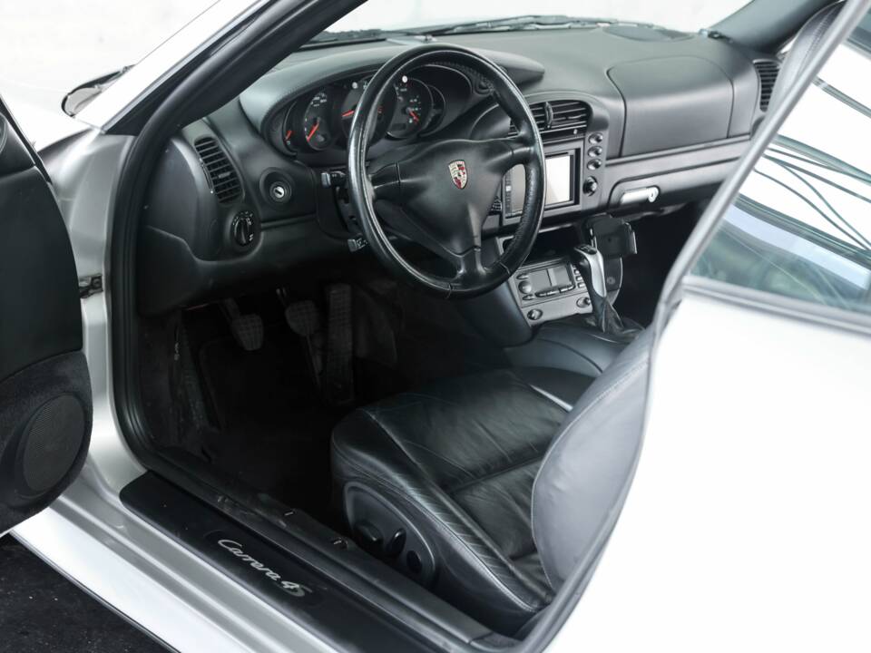 Image 20/50 of Porsche 911 Carrera 4S (2004)
