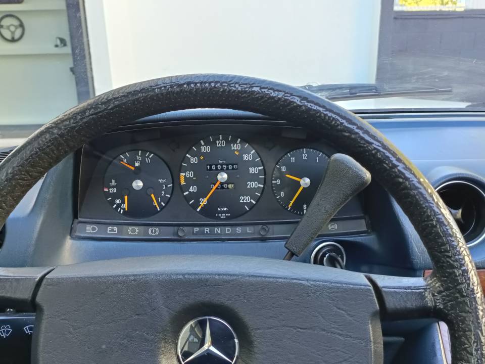 Image 14/18 de Mercedes-Benz 280 CE (1981)