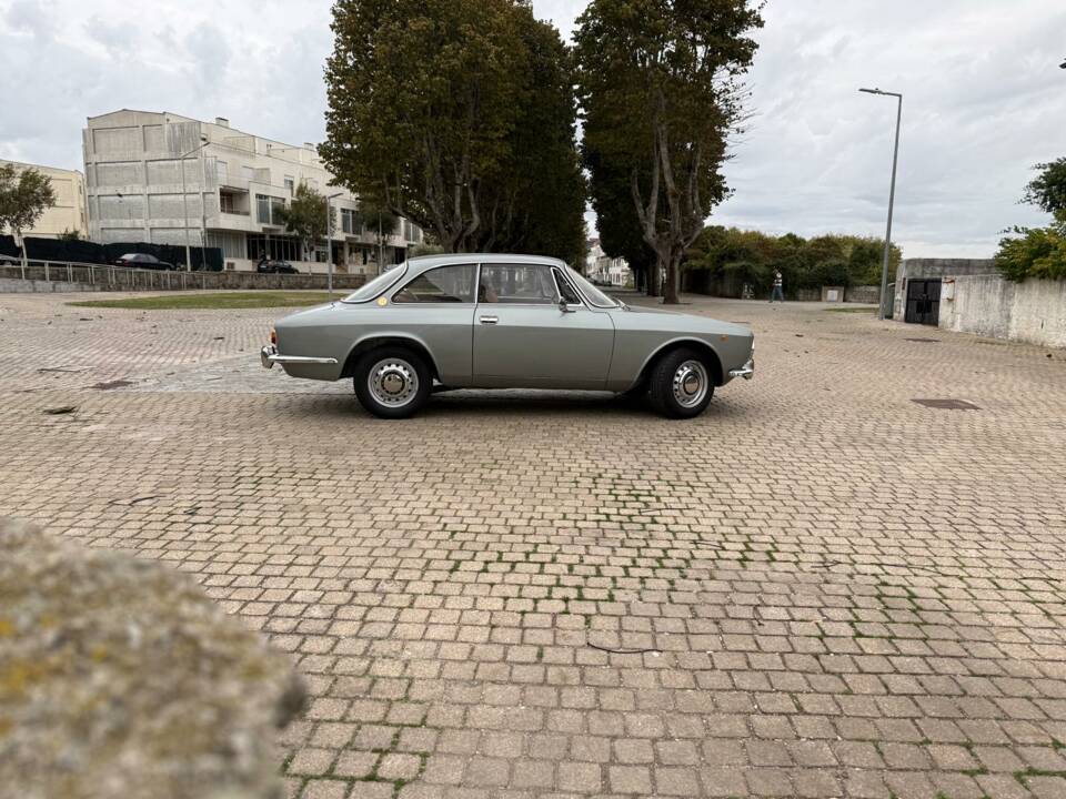 Image 36/53 of Alfa Romeo 1750 GT Veloce (1971)
