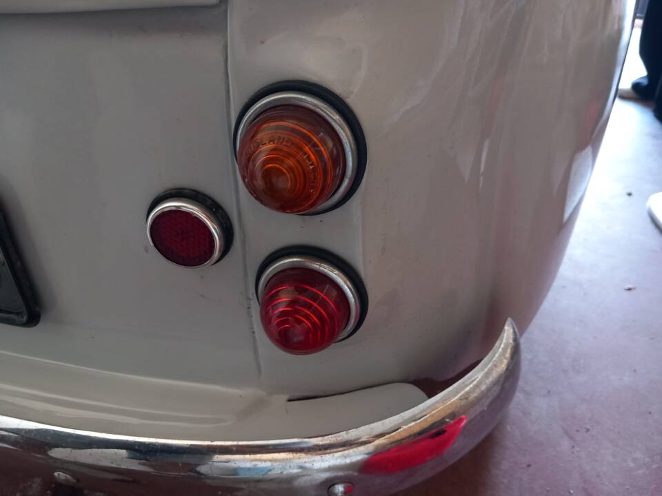 Image 32/51 of Austin A 35 (1959)