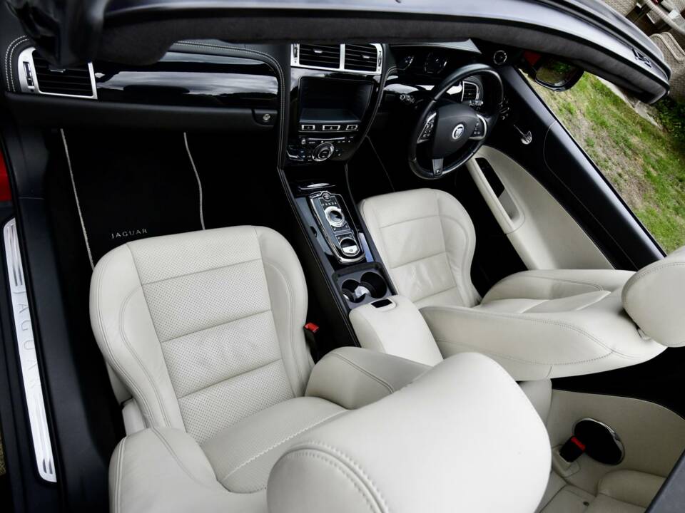 Image 32/50 of Jaguar XKR (2013)