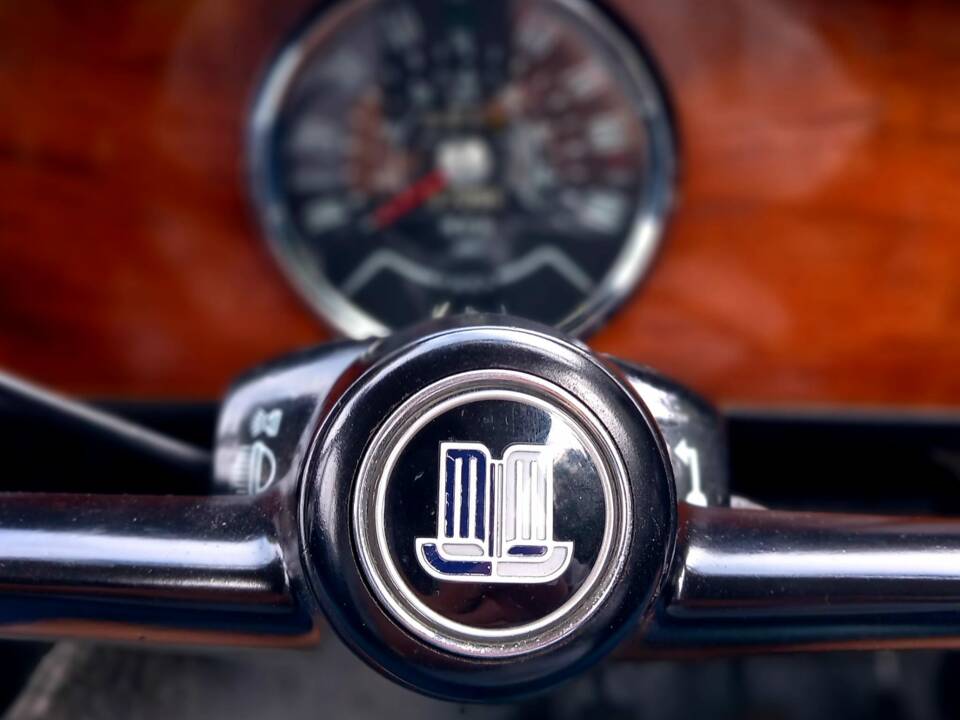 Image 17/93 of Triumph Herald 1200 (1964)