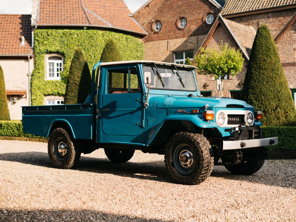 Image 3/27 of Toyota Land Cruiser FJ 45 (1976)