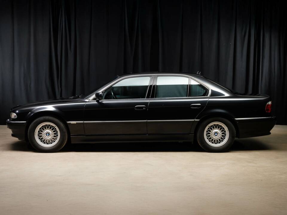 Image 13/41 of BMW 750i (2000)