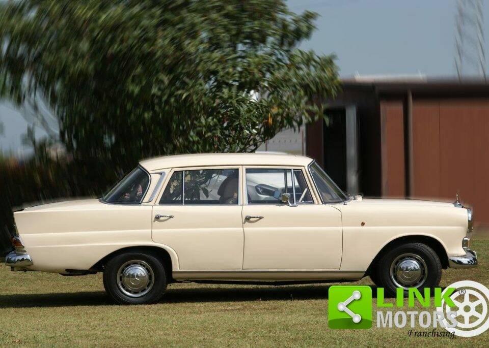 Image 3/10 of Mercedes-Benz 200 D (1967)