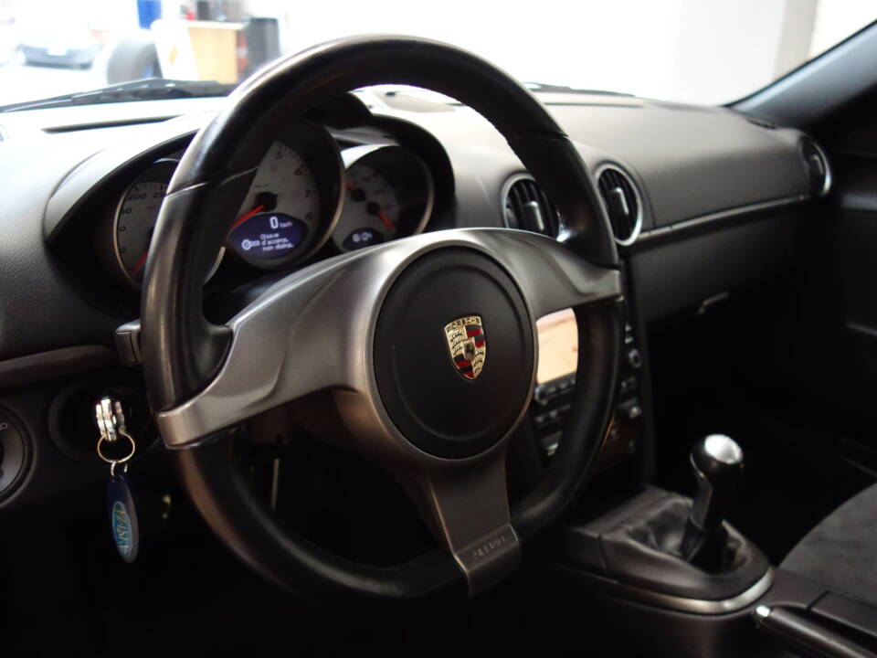 Immagine 13/38 di Porsche Cayman S Black Edition (2011)