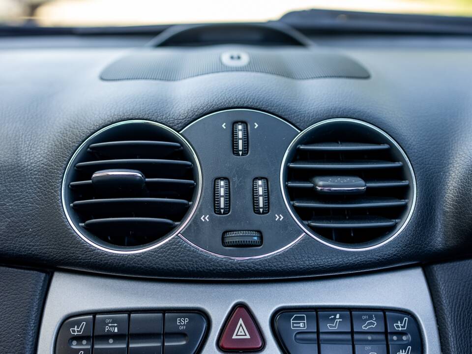 Image 38/50 of Mercedes-Benz CLK 55 AMG (2003)