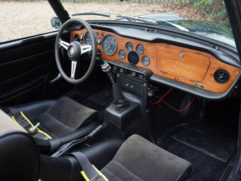 Image 17/50 of Triumph TR 6 PI (1972)