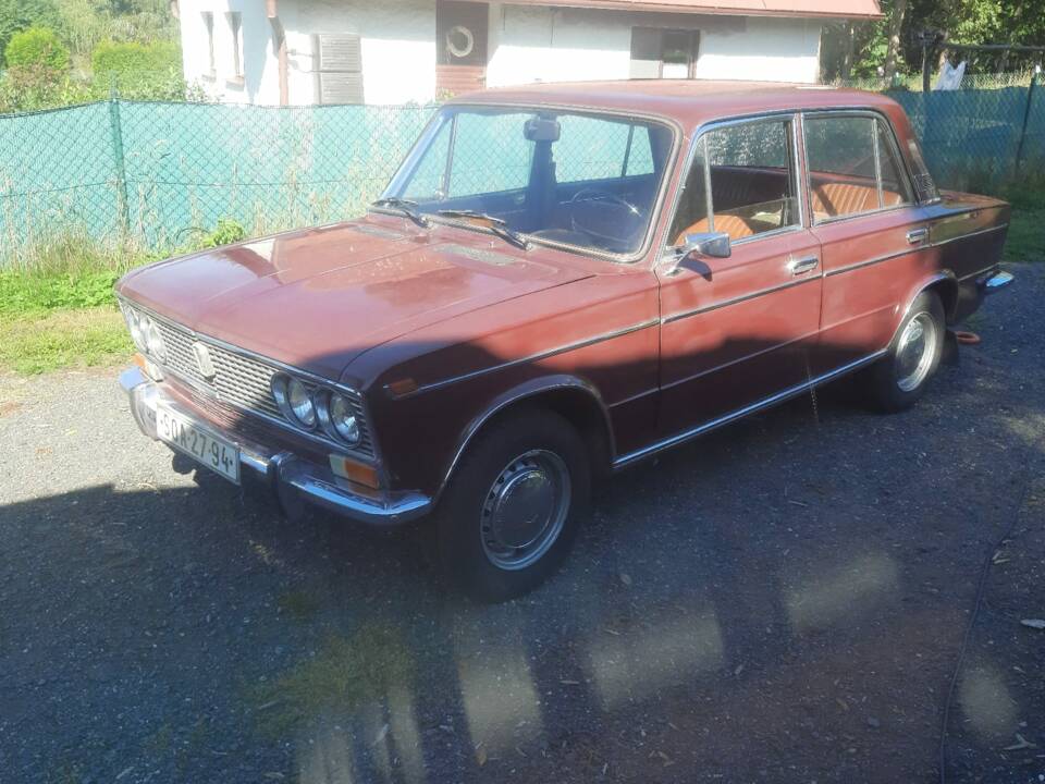 Image 2/17 of Lada 1500 (1974)
