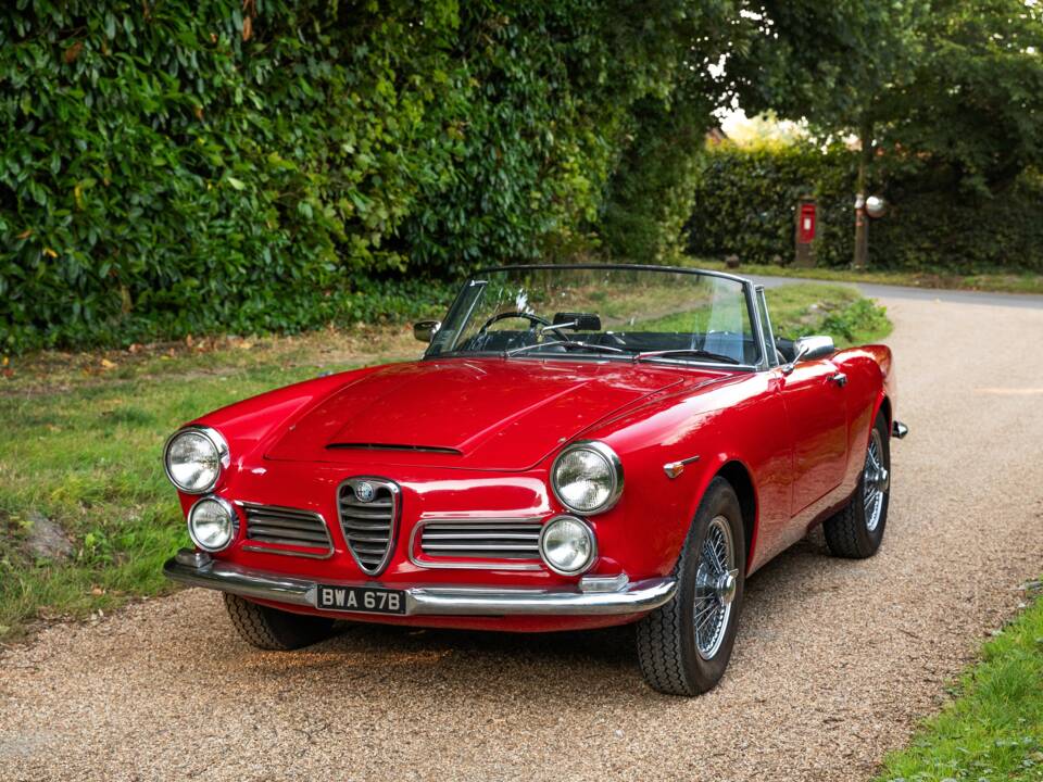 Image 1/27 of Alfa Romeo 2600 Spider (1964)