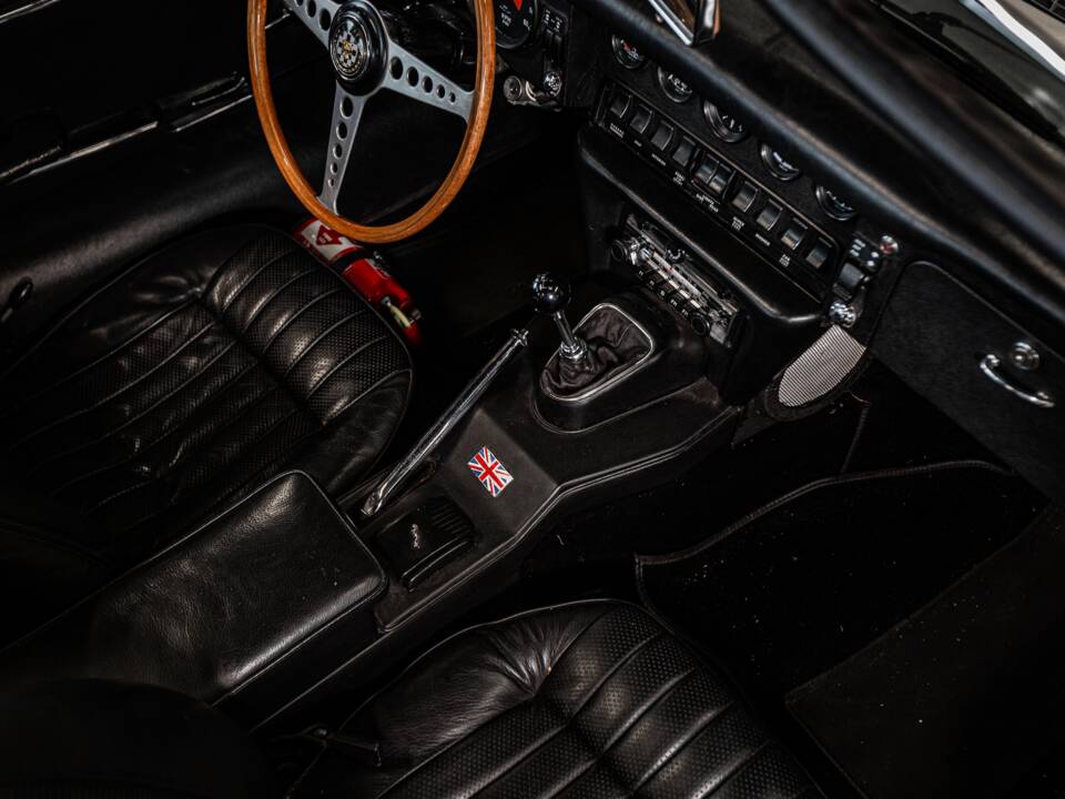 Image 13/53 de Jaguar E-Type (1970)