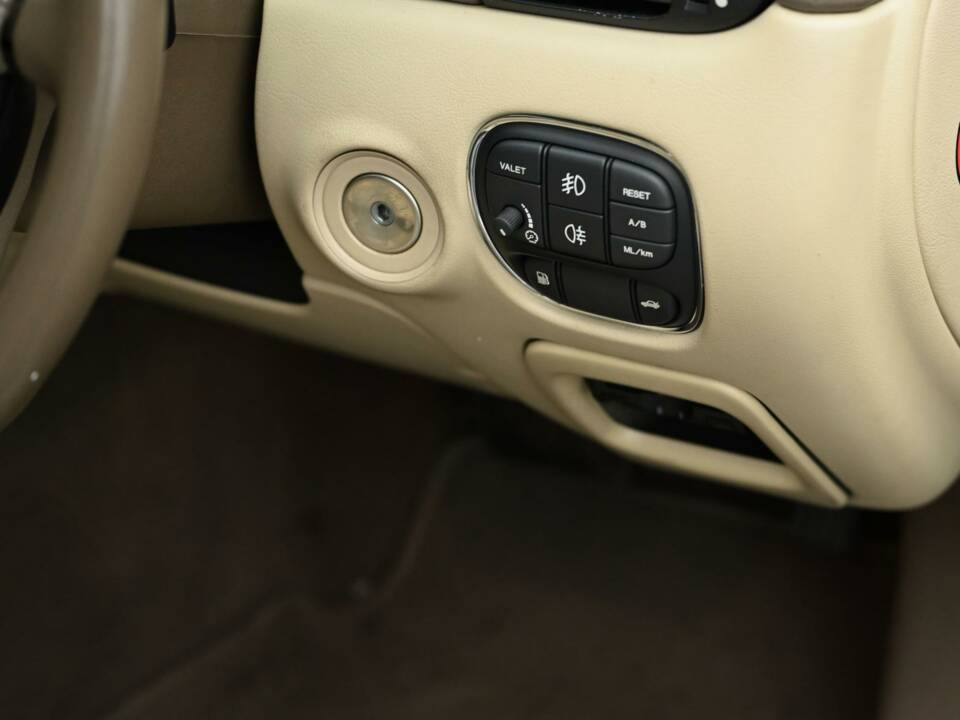 Image 29/50 of Jaguar XJ 8 4.2 (2007)