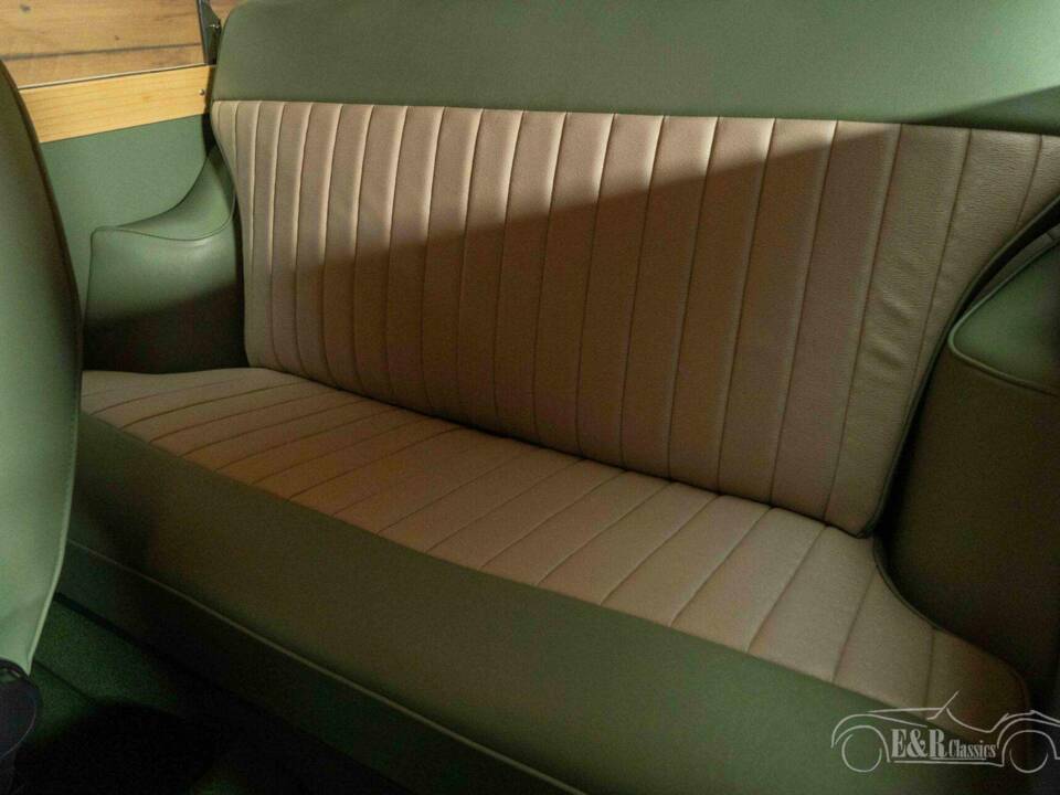 Image 13/19 of Morris Minor 1000 Traveller (1968)