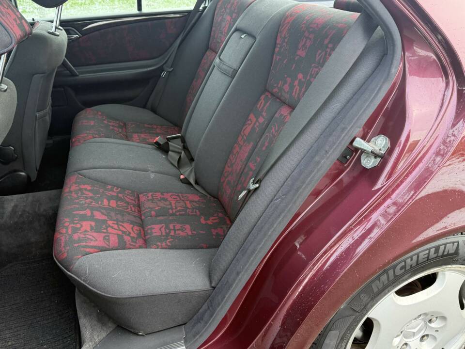 Bild 6/14 von Mercedes-Benz E 200 (1996)