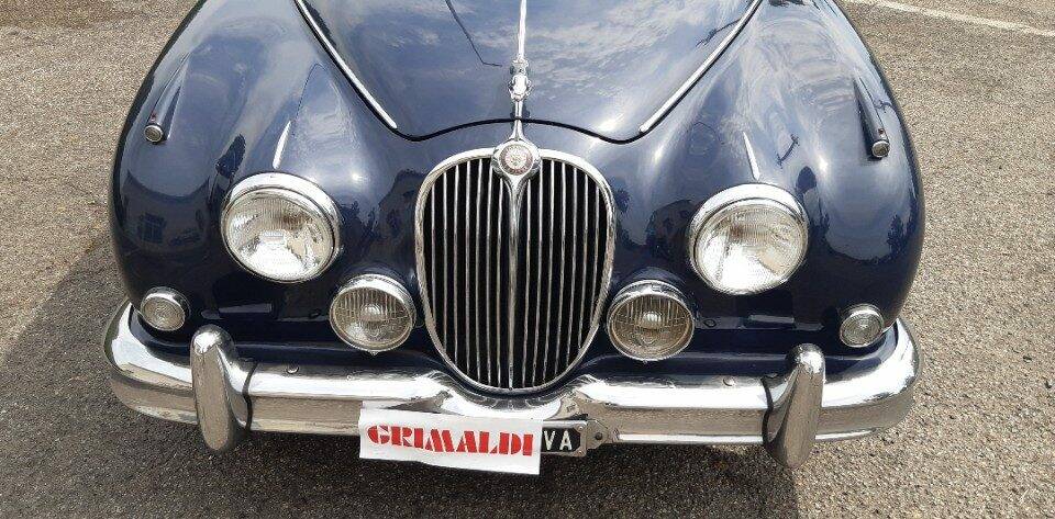 Image 2/49 of Jaguar Mk II 3.8 (1963)