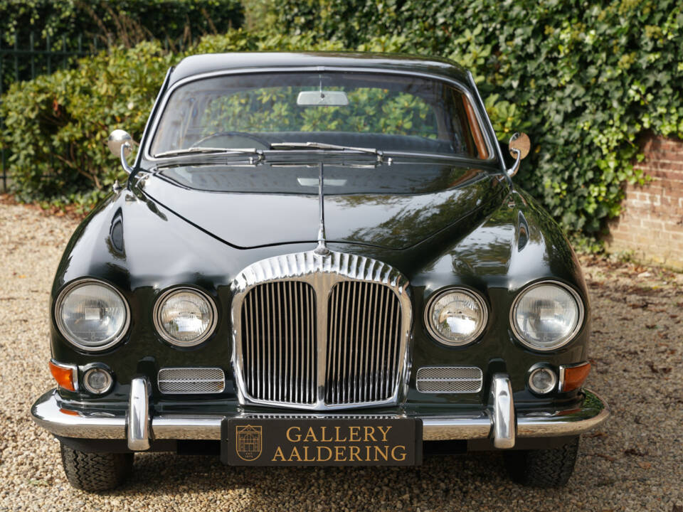 Image 3/50 of Daimler Sovereign 420 (1968)