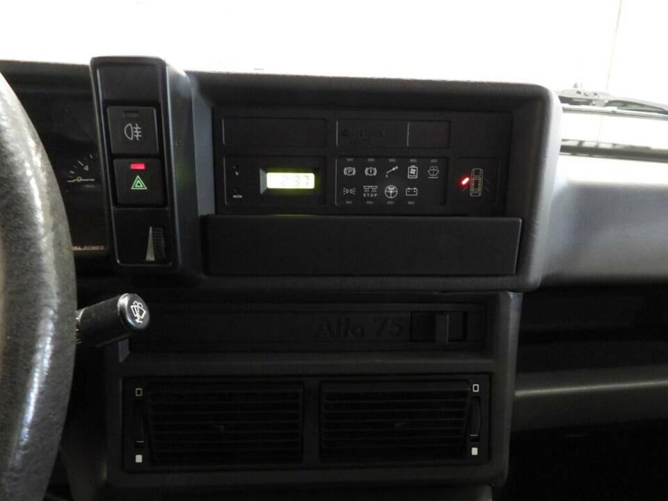 Bild 9/14 von Alfa Romeo 75 1.6 (1991)