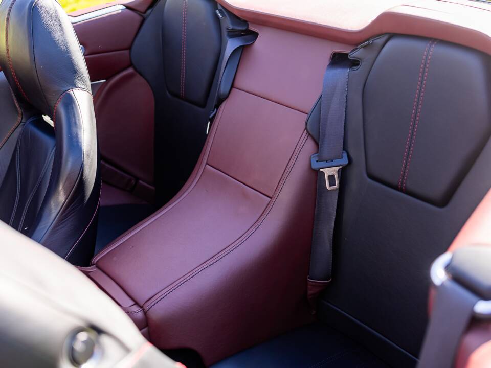 Image 23/39 of Aston Martin DBS Volante (2011)