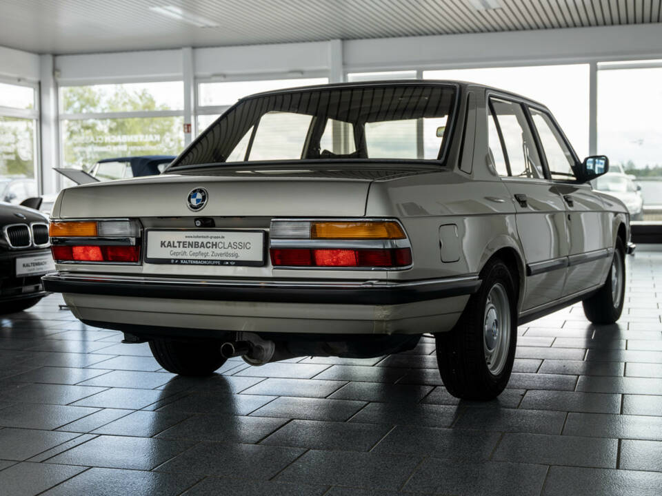 Image 2/25 de BMW 520i (1984)