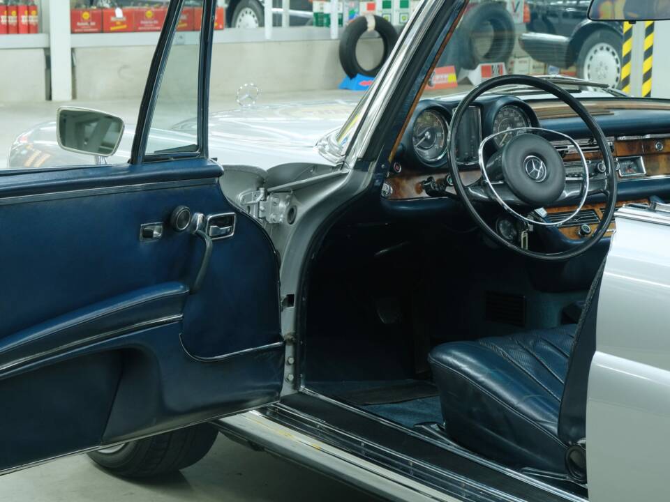 Image 20/50 of Mercedes-Benz 280 SE 3,5 (1970)