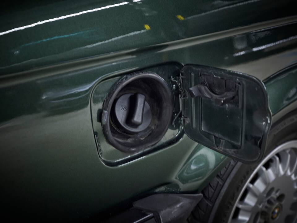 Image 33/90 of BMW 325i (1987)