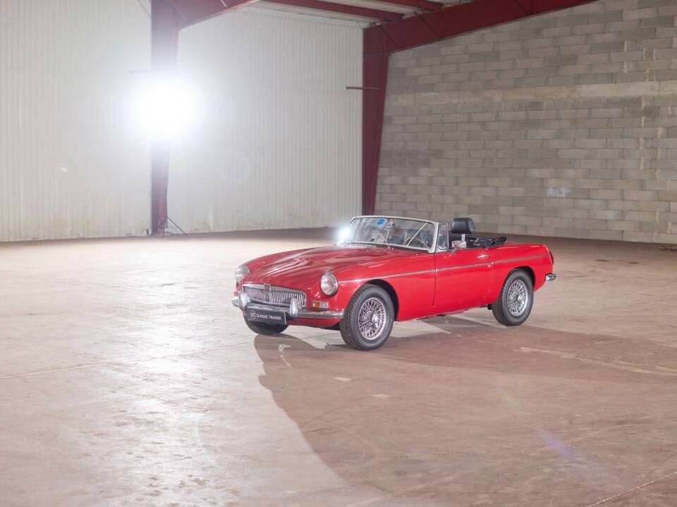 Image 17/27 of MG MGB GT (1972)