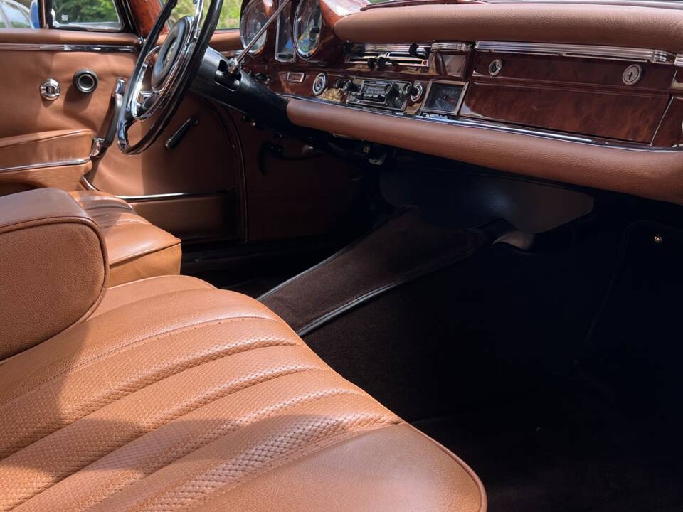 Image 8/15 of Mercedes-Benz 300 SE (1965)