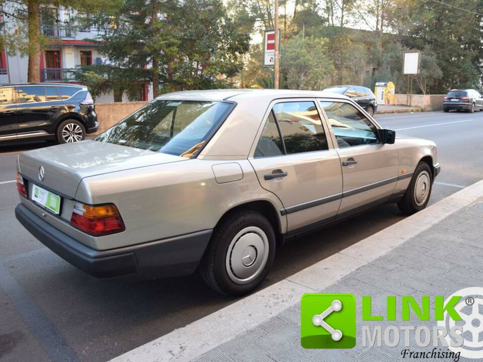 Image 4/10 de Mercedes-Benz 200 (1986)