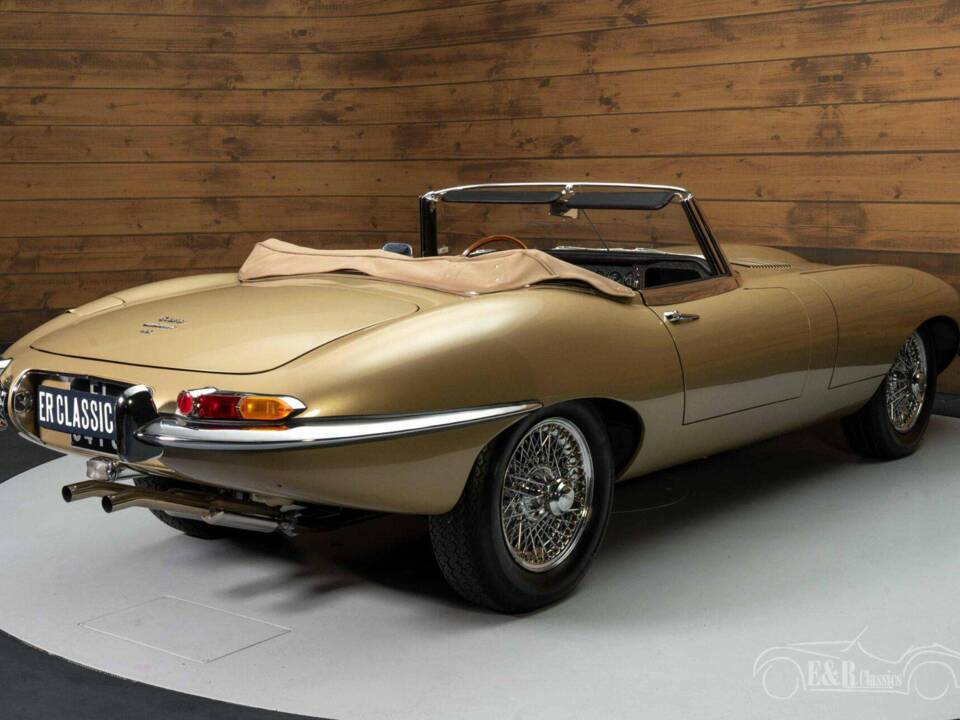 Image 14/18 de Jaguar E-Type (1967)