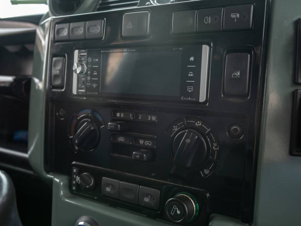 Image 41/50 de Land Rover Defender 110 Crew Cab SE (2010)