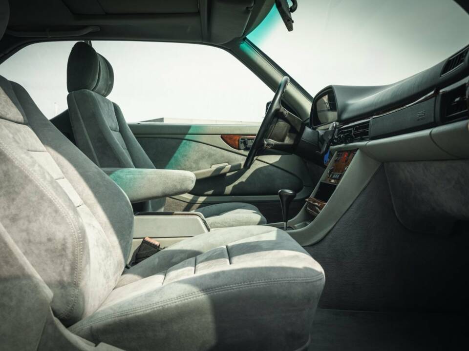 Bild 11/15 von Mercedes-Benz 560 SEC (1990)