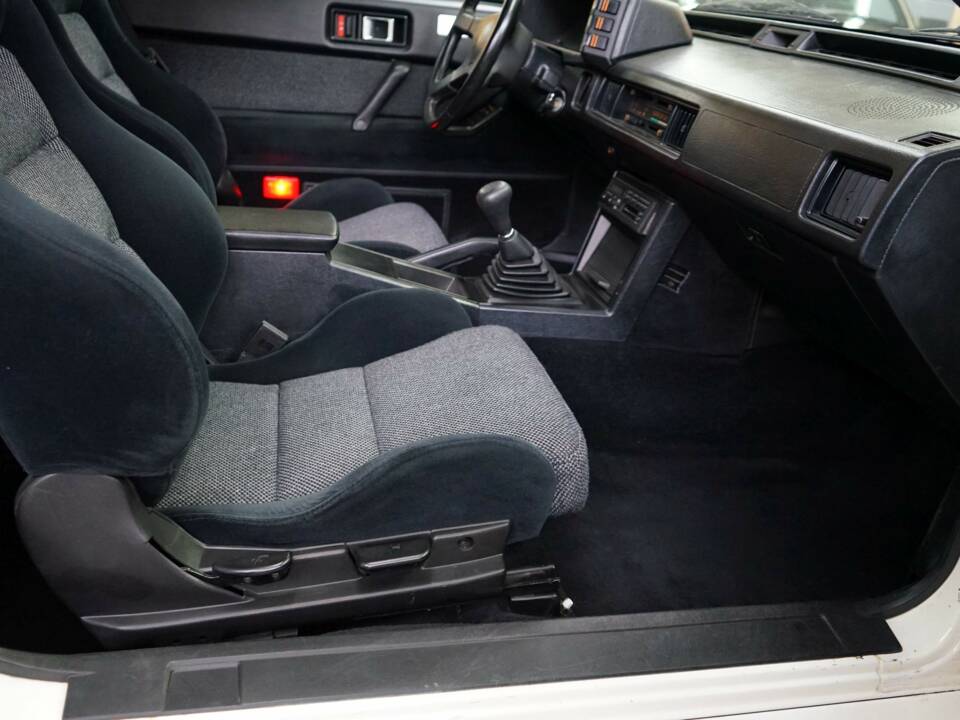 Image 21/55 of Mitsubishi Starion (1989)