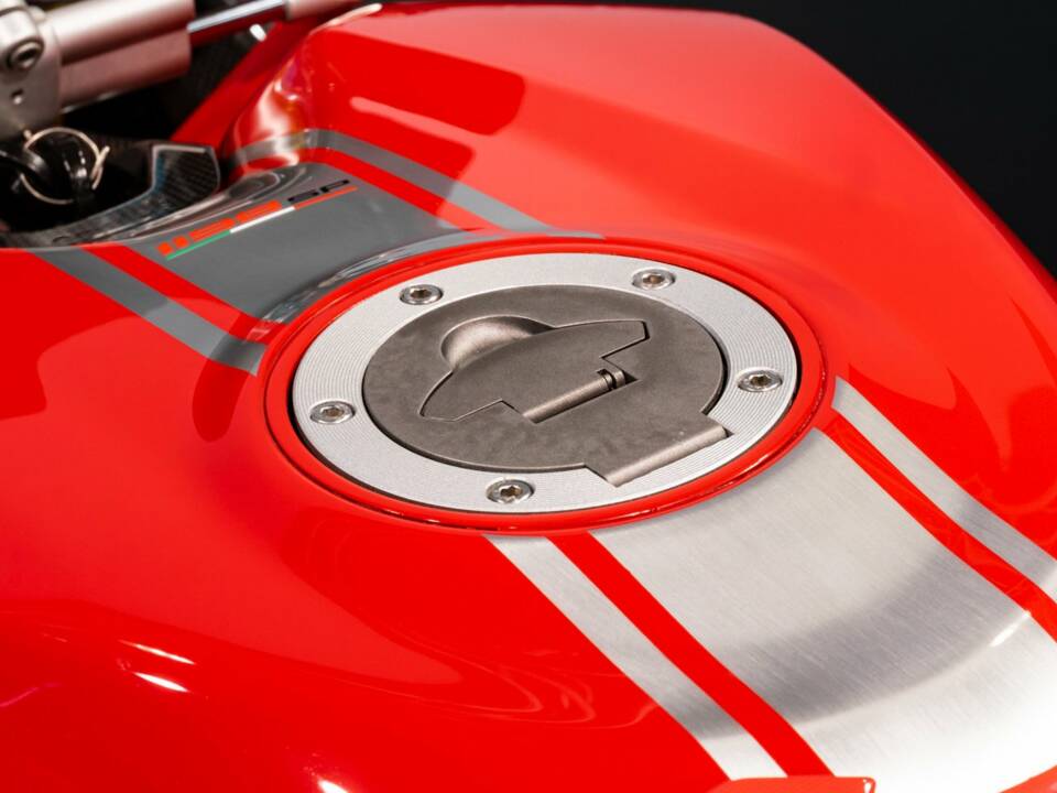 Immagine 40/50 di Ducati DUMMY (2011)