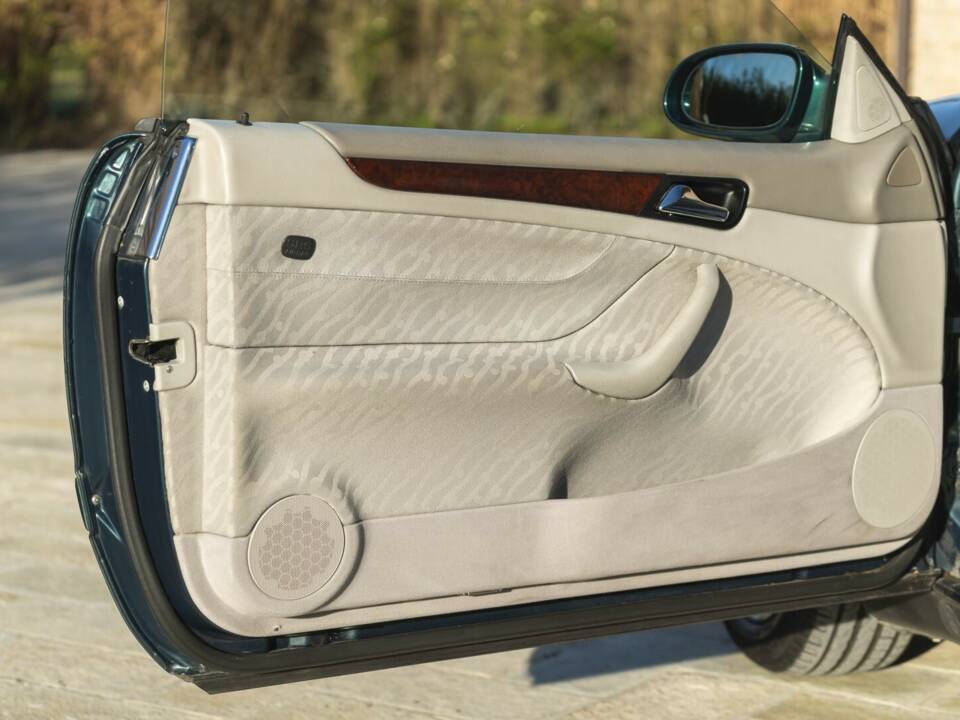 Image 48/50 of Mercedes-Benz CLK 200 (1997)