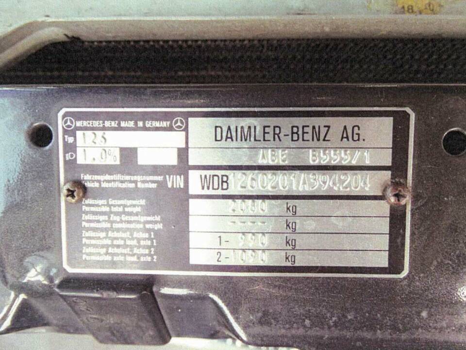 Image 32/39 of Mercedes-Benz 260 SE (1988)