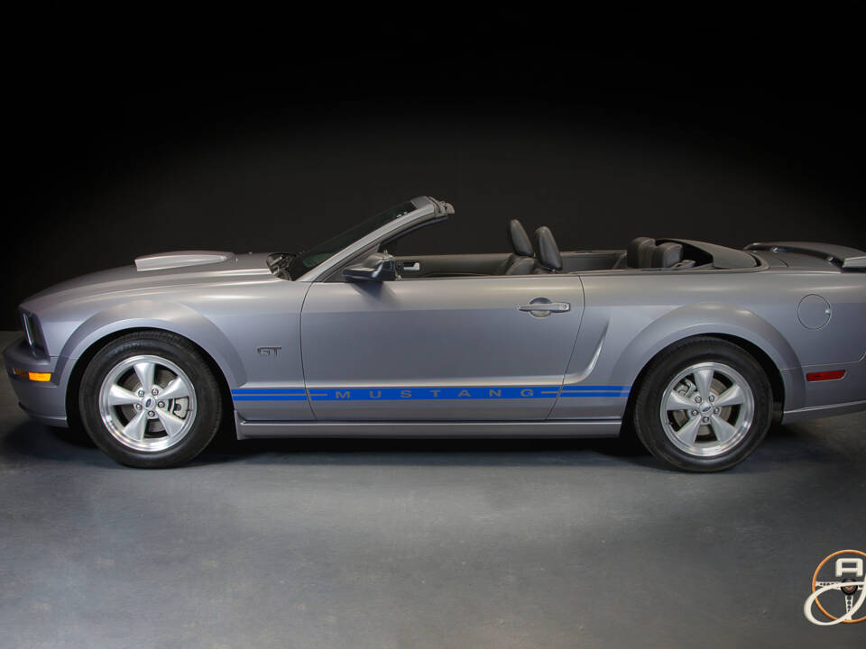 Image 2/27 de Ford Mustang GT (2005)