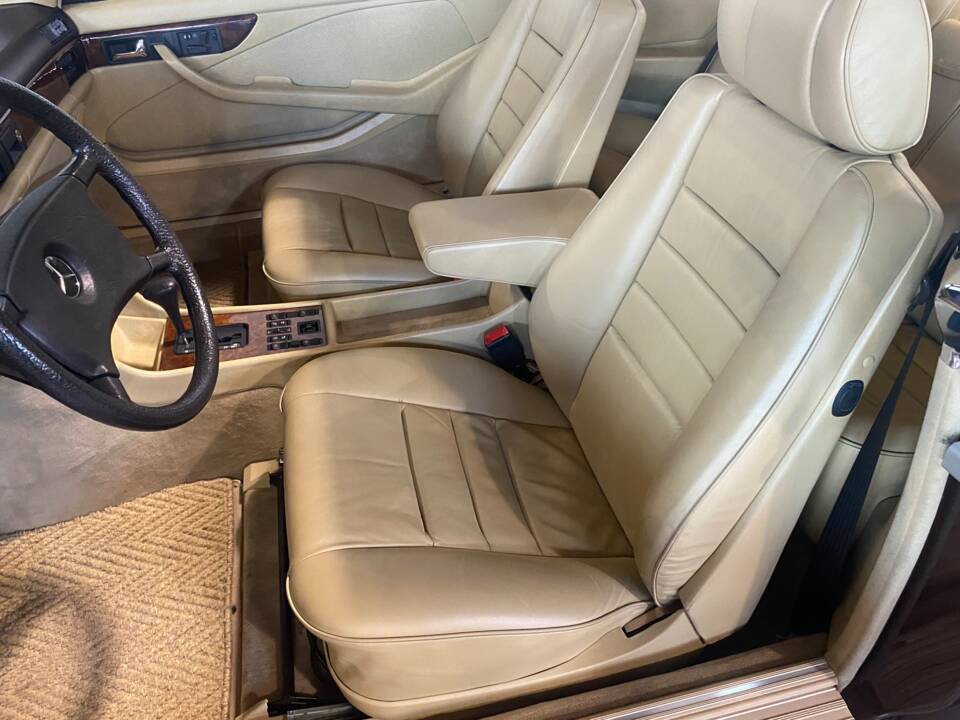 Image 15/63 of Mercedes-Benz 500 SEC (1984)