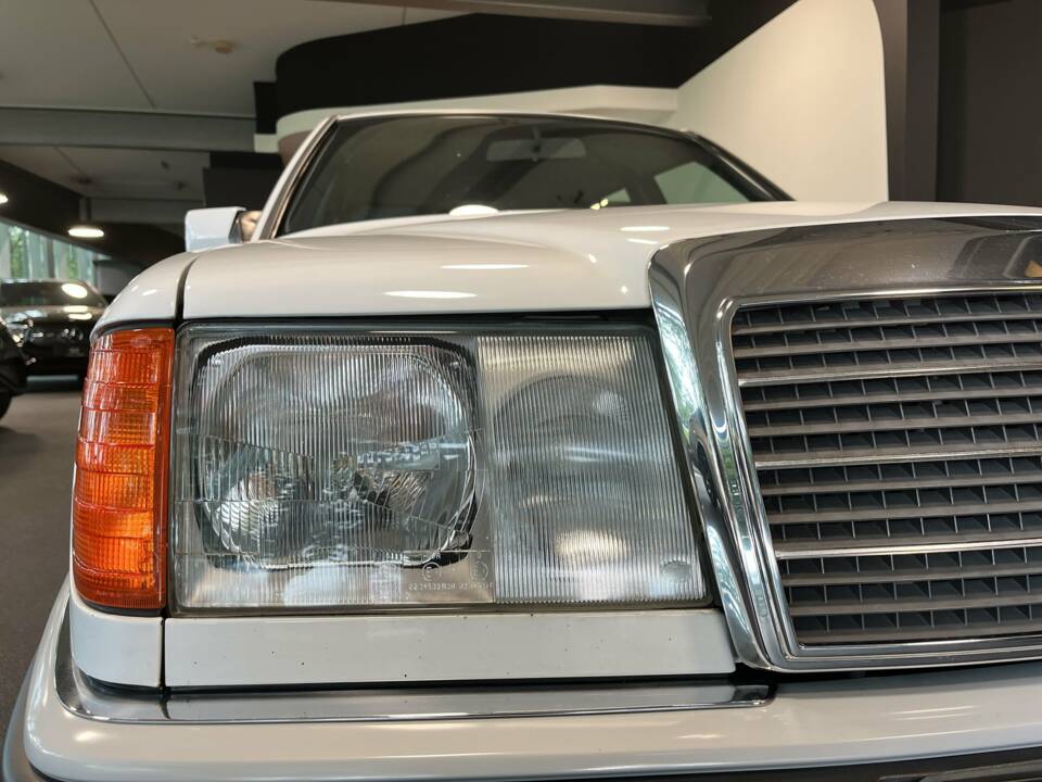 Imagen 14/22 de Mercedes-Benz 220 TE (1993)