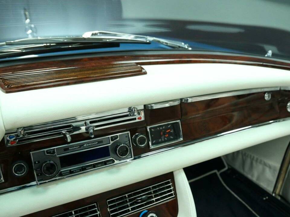 Image 23/50 of Mercedes-Benz 280 SE 3,5 (1971)
