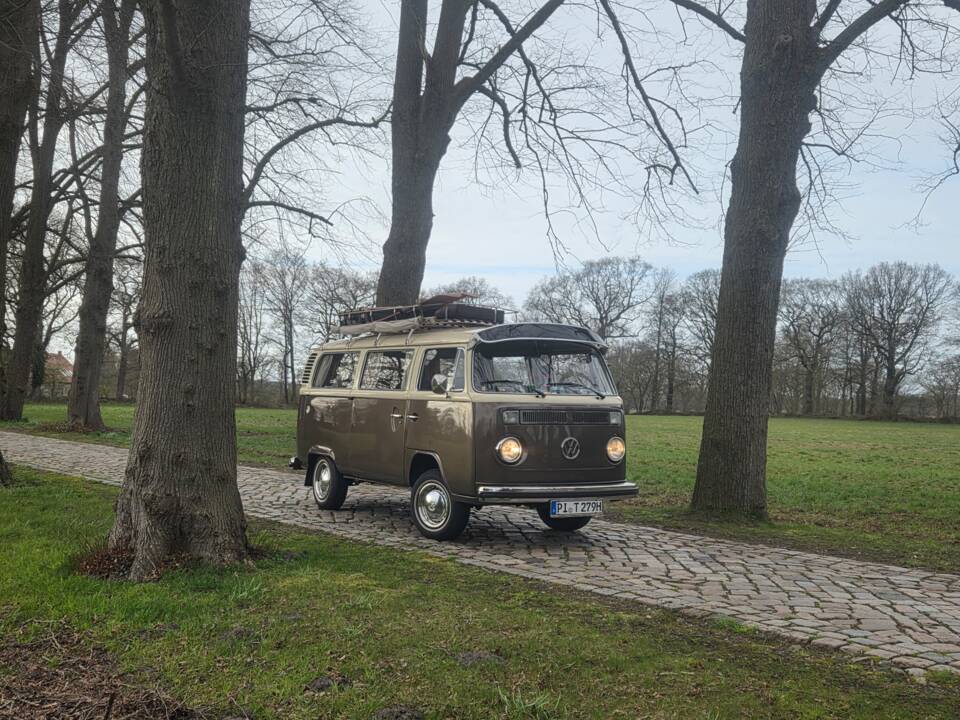 Bild 1/13 von Volkswagen T2b Deluxe (1979)
