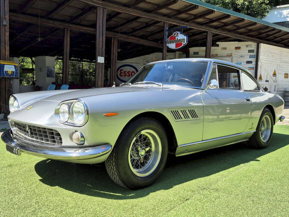 Imagen 1/66 de Ferrari 330 GT 2+2 (1964)