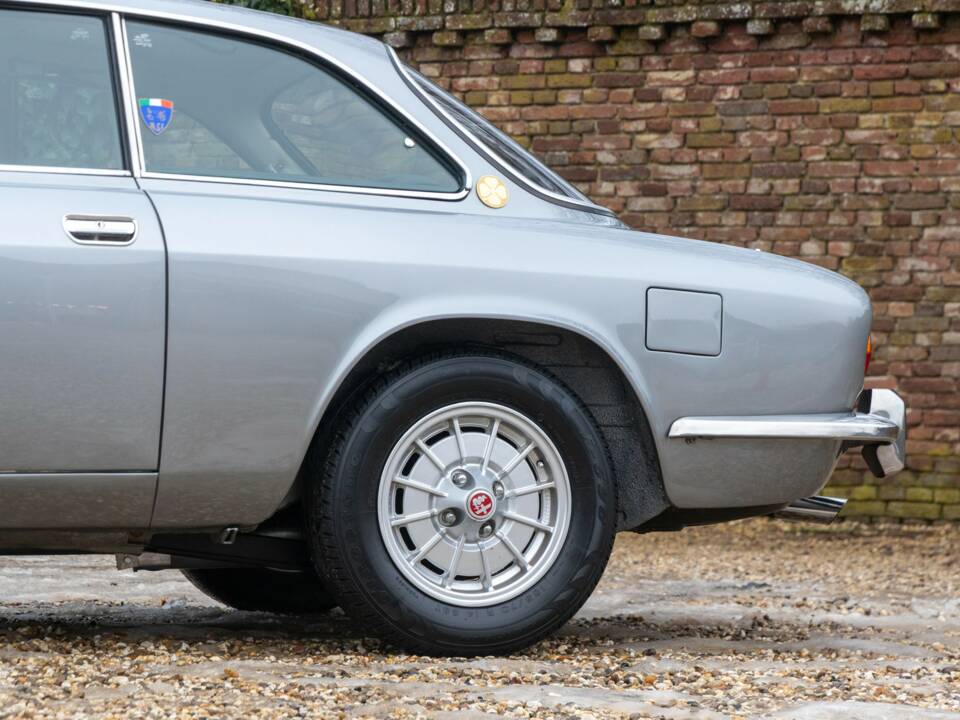 Image 12/50 de Alfa Romeo Giulia GT 1300 Junior (1972)