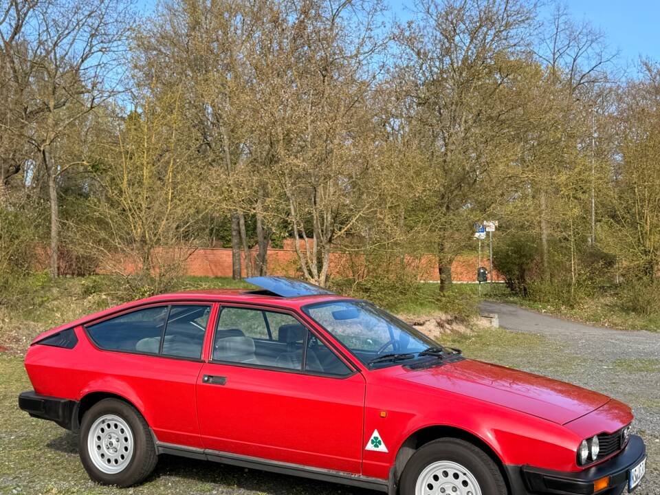 Bild 2/12 von Alfa Romeo GTV 2.0 (1983)