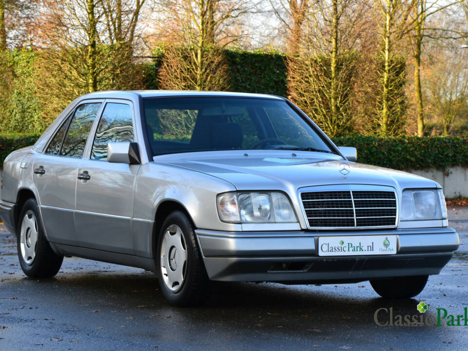 Image 7/39 of Mercedes-Benz 200 D (1993)
